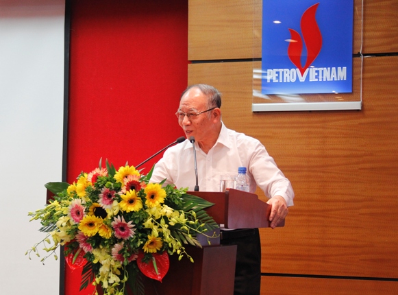 GS, TS. Hoàng Chí Bảo - Chuyên gia cao cấp, thành viên Hội đồng Lý luận Trung ương trình bày các nội dung chuyên đề liên quan đến 