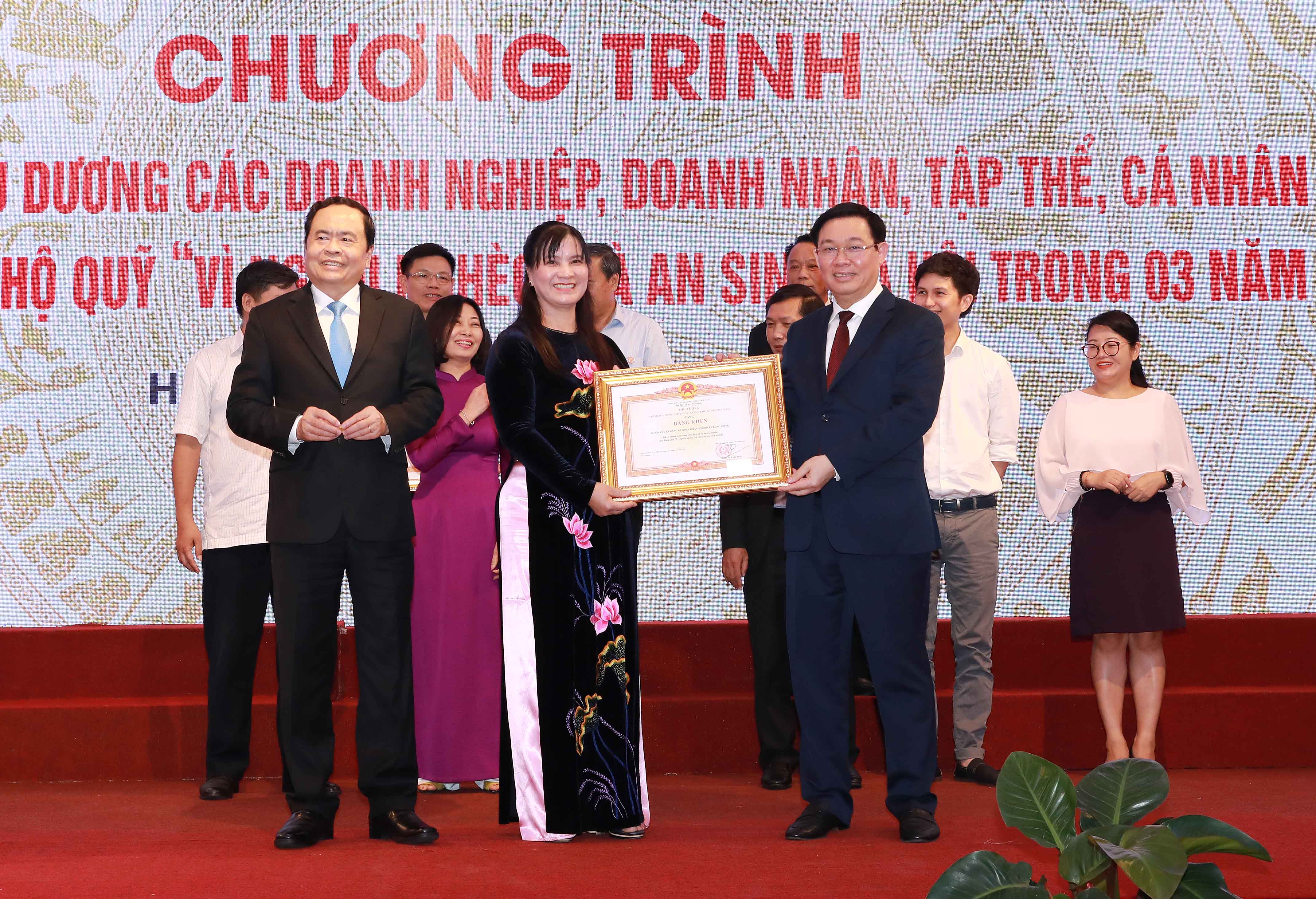 Phó Thủ tướng Vương Đình Huệ tặng Bằng khen cho các tập thể và cá nhân đạt thành tích xuất sắc.