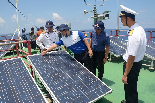 Hệ thống pin năng lượng mặt trời cũng được EVN lắp đặt và vận hành tại Nhà giàn DK 1/14 Tư Chính