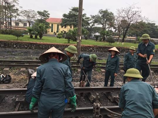 Chị Trần Thị Mai Oanh đi kiểm tra sản xuất