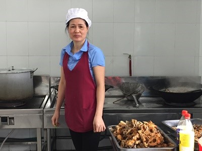 Chị Vũ Thị Ánh Tuyết với công việc cấp dưỡng hàng ngày