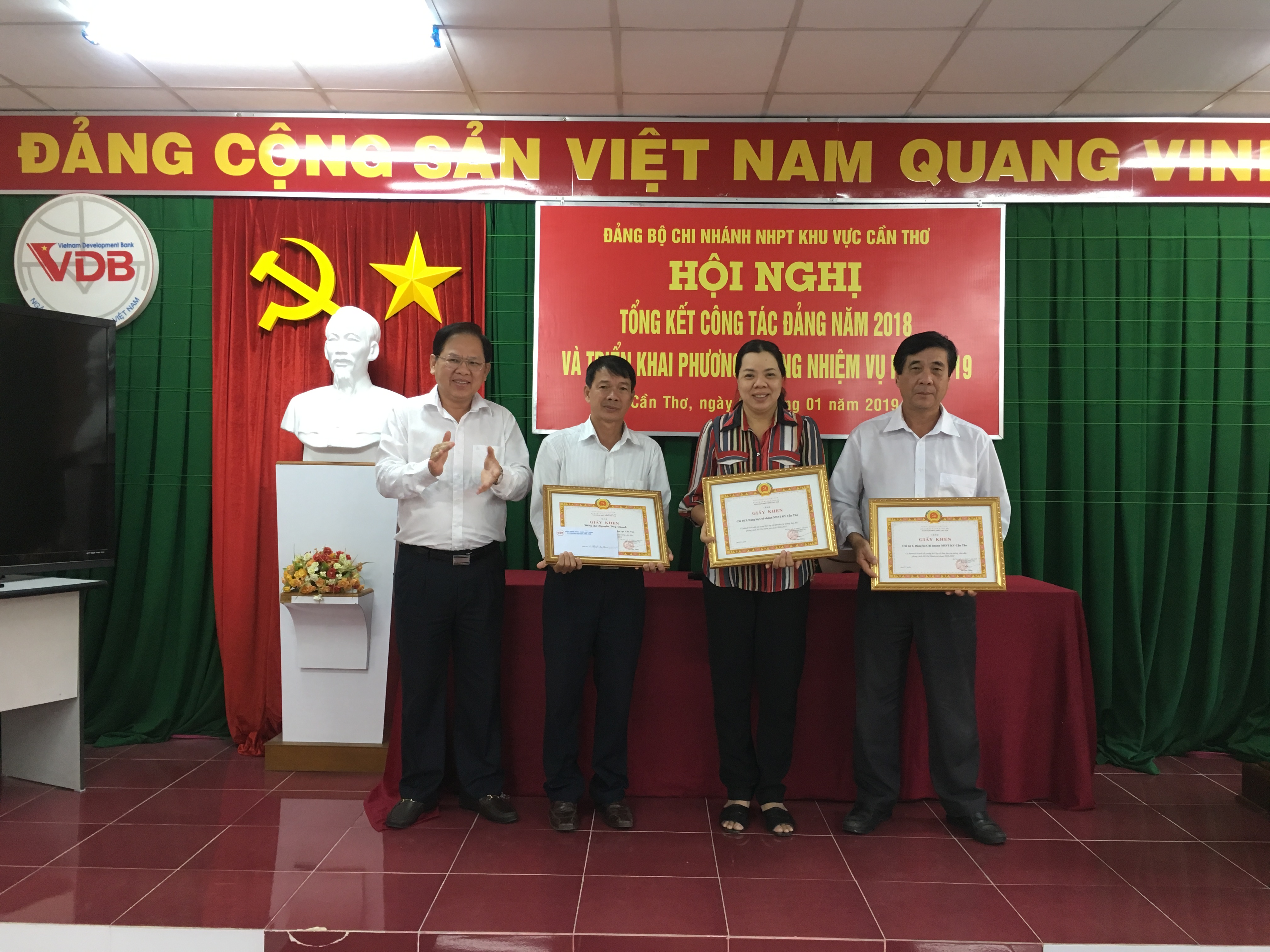 Đc Nguyễn Đức Tâm - Bí thư Đảng ủy Chi nhánh NHPT khu vực Cần thơ trao tặng Bằng khen cho Chi bộ có thành tích xuất sắc 