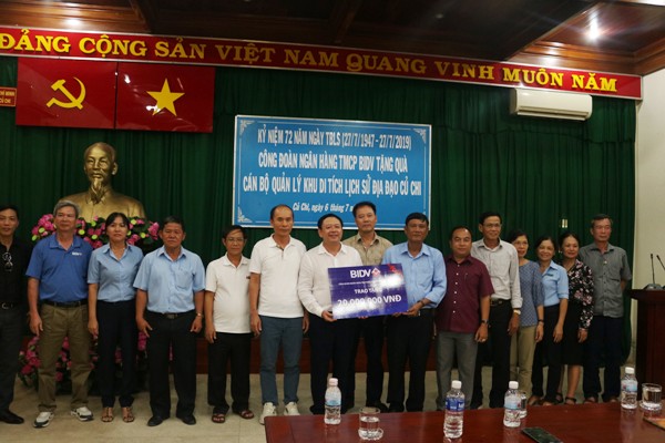 Đoàn Về nguồn trao quà tặng cho Ban Quản lý khu tích lịch sử địa đạo Củ Chi