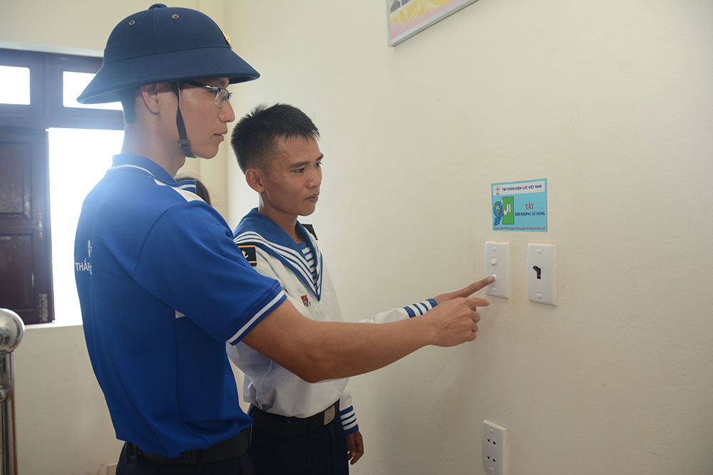 Đại diện tuổi trẻ EVN hướng dẫn chiến sĩ trên đảo sử dụng điện tiết kiệm, an toàn, hiệu quả.