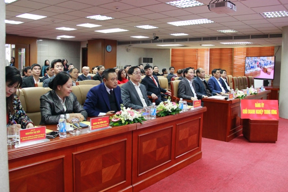 Các đại biểu dự Hội nghị toàn quốc nghiên cứu, học tập chuyên đề năm 2019 “Xây dựng ý thức tôn trọng Nhân dân, phát huy dân chủ, chăm lo đời sống Nhân dân theo tư tưởng, đạo đức, phong cách Hồ Chí Minh” bằng hình thức trực tuyến tại điểm cầu Đảng ủy Khối Doanh nghiệp Trung ương