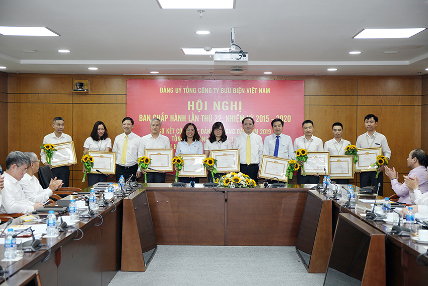 Khen thưởng 03 tập thể và 12 cá nhân thuộc Đảng bộ Tổng công ty Bưu điện Việt Nam đã có thành tích trong 