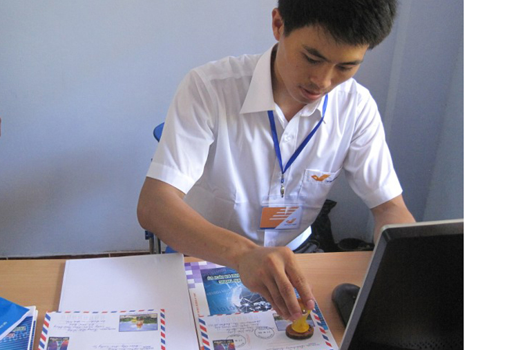 Nhân viên Bưu điện tại Trường Sa đóng dấu gửi thư vào đất liền