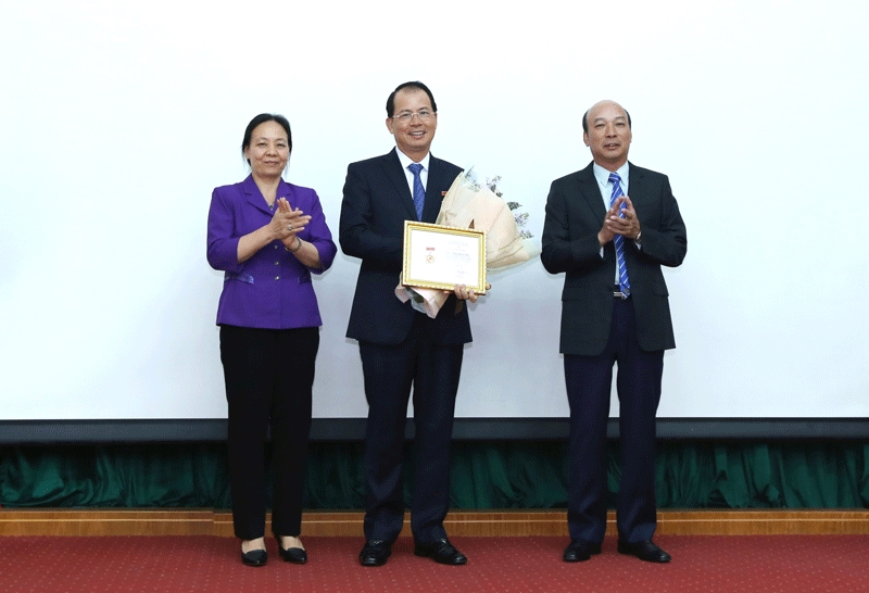 đồng chí Đoàn Thị Hồng Nga - Trưởng ban Tuyên giáo Đảng ủy Khối Doanh nghiệp Trung ương đã trao Kỷ niệm chương vì sự nghiệp Tuyên giáo cho đồng chí Đặng Thanh Hải - Phó Bí thư Thường trực, Tổng Giám đốc Tập đoàn và đồng chí Nguyễn Ngọc Lân - ủy viên BCH Đảng bộ, Chánh văn phòng Tập đoàn.