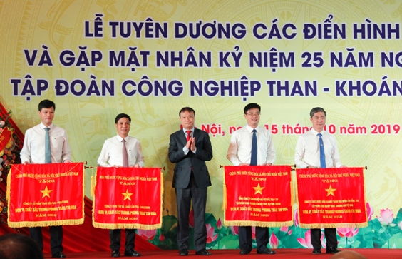 Thứ trưởng Bộ Công Thương Đỗ Thắng Hải  trao tặng Cờ thi đua của Chính phủ cho các tập thể, cá nhân có thành tích tiêu biểu.