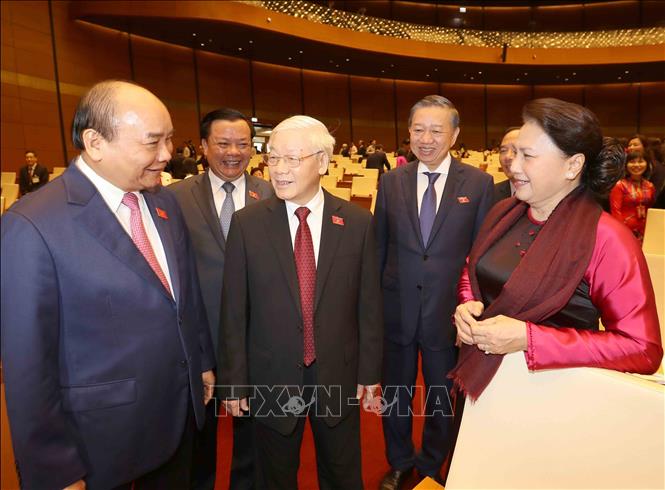 Tổng Bí thư, Chủ tich nước Nguyễn Phú Trọng, Thủ tướng Nguyễn Xuân Phúc, Chủ tịch Quốc hội Nguyễn Thị Kim Ngân và các đại biểu dự kỳ họp.