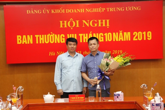 Đồng chí Y Thanh Hà Niê Kđăm - Ủy viên dự khuyết Ban Chấp hành Trung ương Đảng, Bí thư Đảng ủy Khối đã trao Quyết định và tặng hoa chúc mừng đồng chí Phan Công Nam.