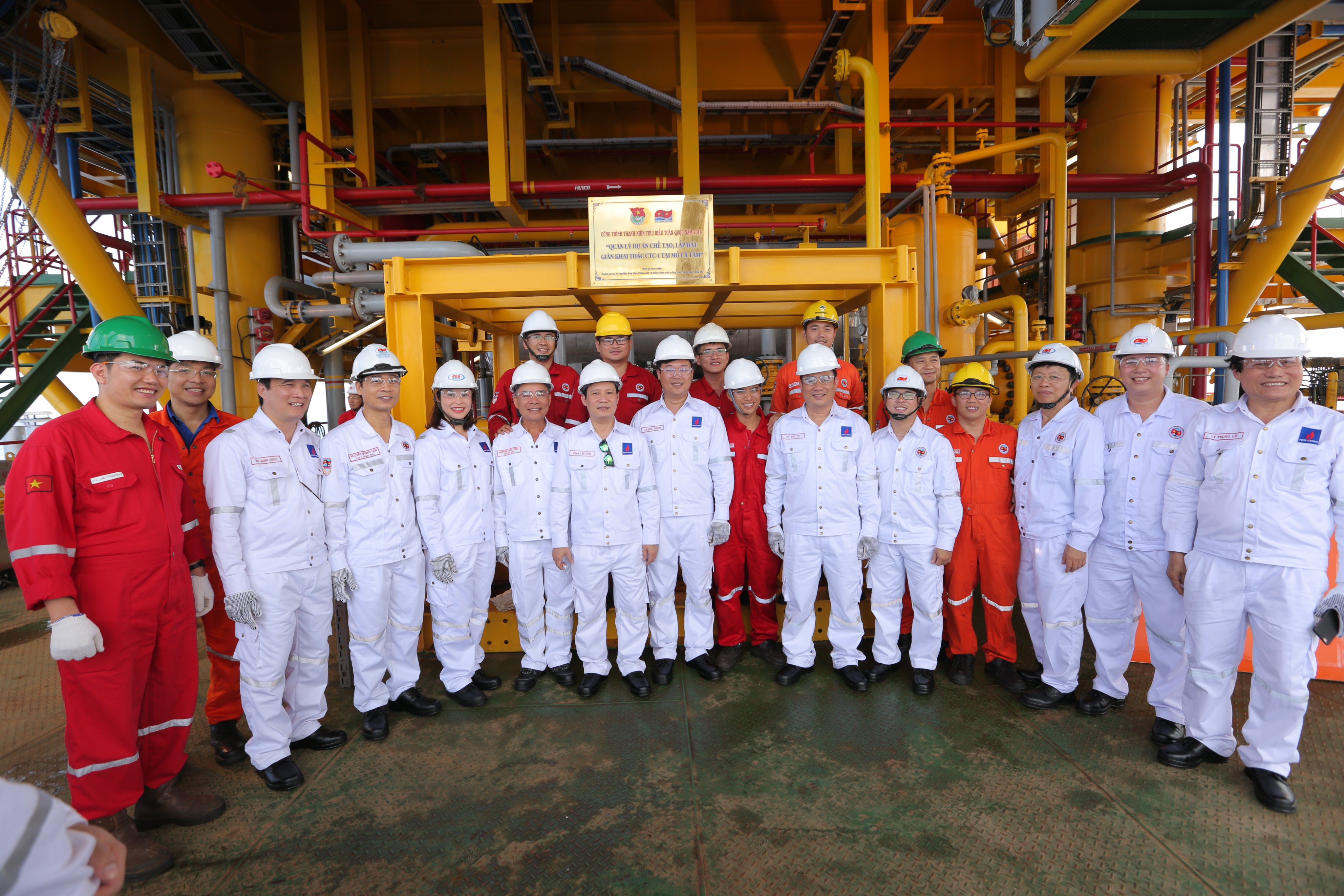 Gắn biển Công trình thanh niên cấp toàn quốc Giàn khai thác CTC1-WHP mỏ Cá Tầm do Đoàn thanh niên Liên doanh Việt - Nga Vietsovpetro thực hiện