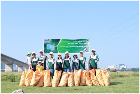 Cán bộ và người thân Vietcombank chung tay bảo vệ môi trường từ những việc làm nhỏ và thiết thực.