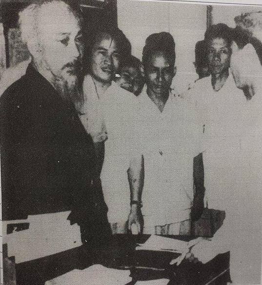 Bác Hồ thăm Quỹ tiết kiệm XHCN tại Nhà máy Dệt Nam Định, năm 1962. Ảnh tư liệu.