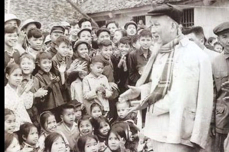 Bác Hồ đón tết cùng các cháu thiếu nhi