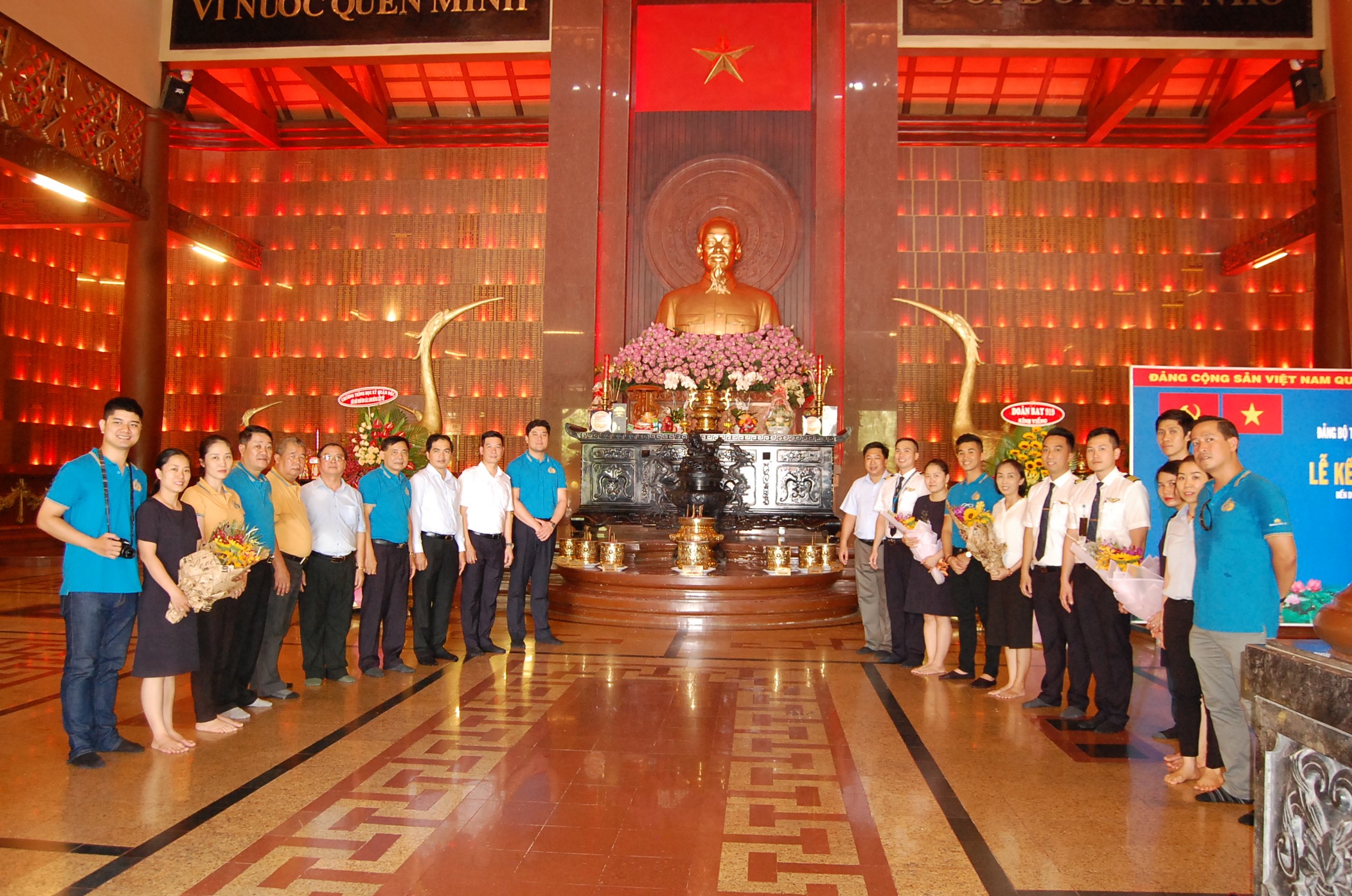 Toàn cảnh buổi lễ kết nạp đảng viên mới. 