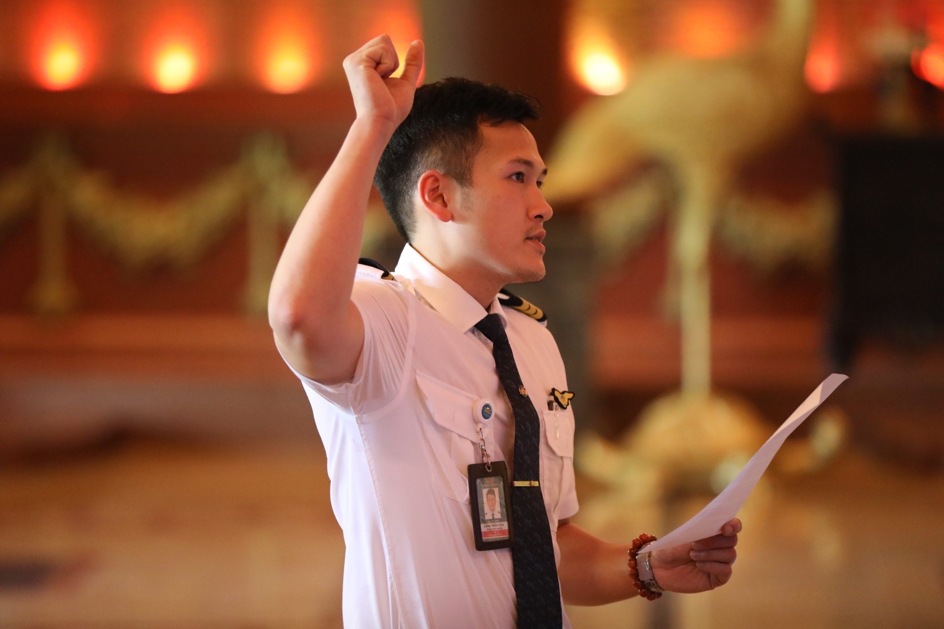 Cơ trưởng A321 - Đường Ttrung Dũng tuyên thệ trước cờ đảng, cờ Tổ quốc và chân dung Chủ tịch Hồ Chí Minh