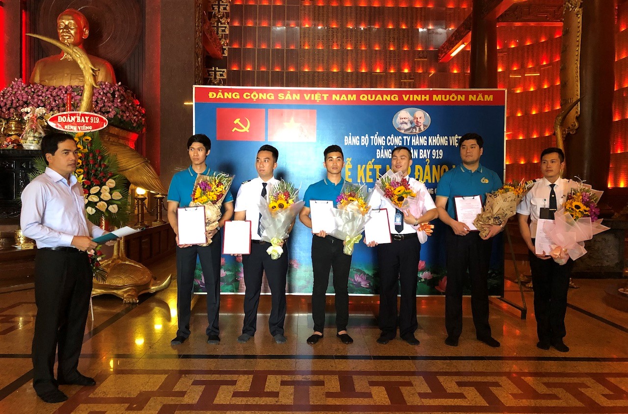 Đồng chí Lưu Hoàng Minh, Thường vụ Đảng ủy, Phó Đoàn trưởng Đoàn bay chúc mừng và dặn dò các đảng viên mới. 