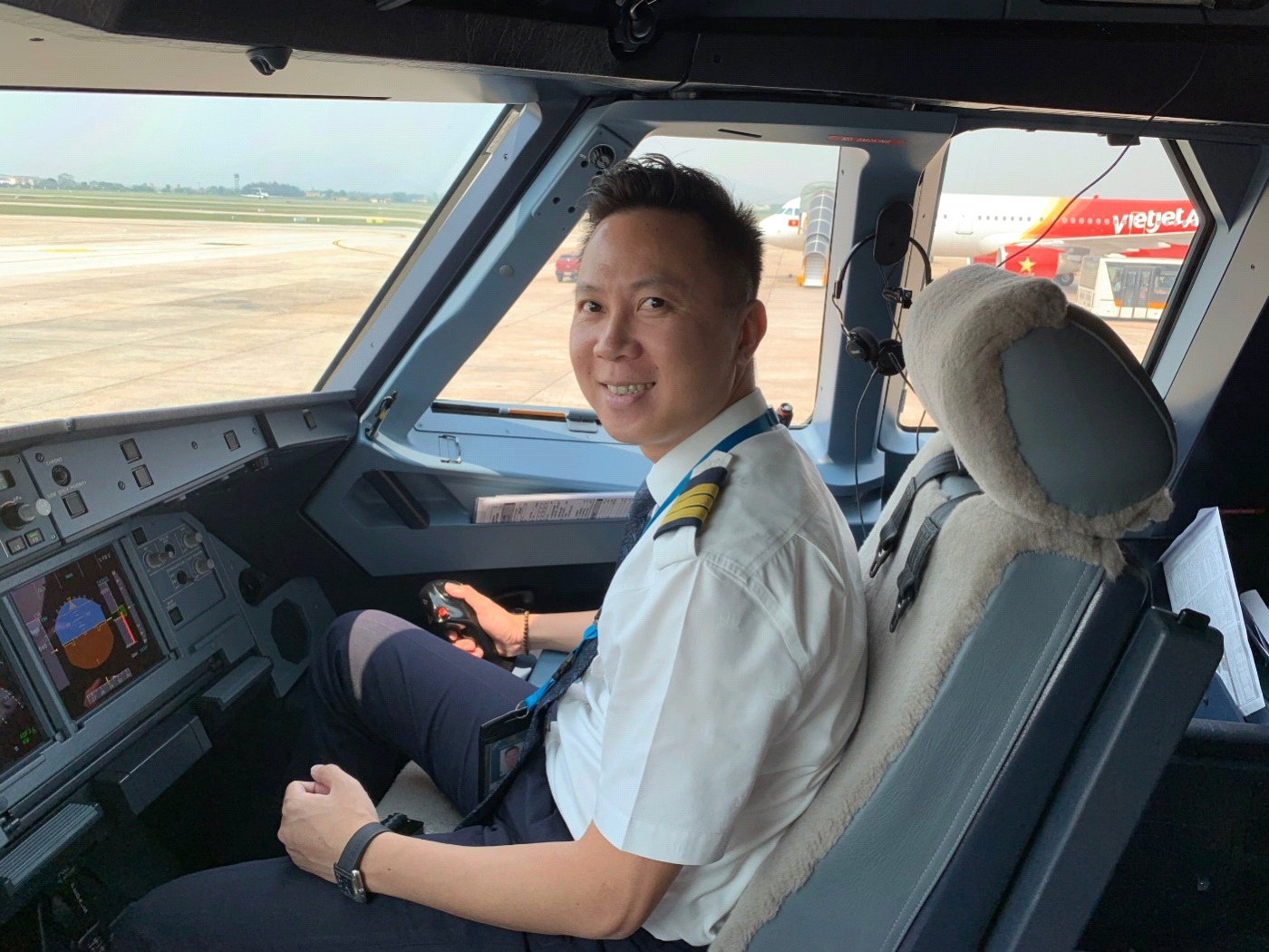 Cơ phó Nguyễn Hoàng Anh, Đội bay A321 phía Bắc. 