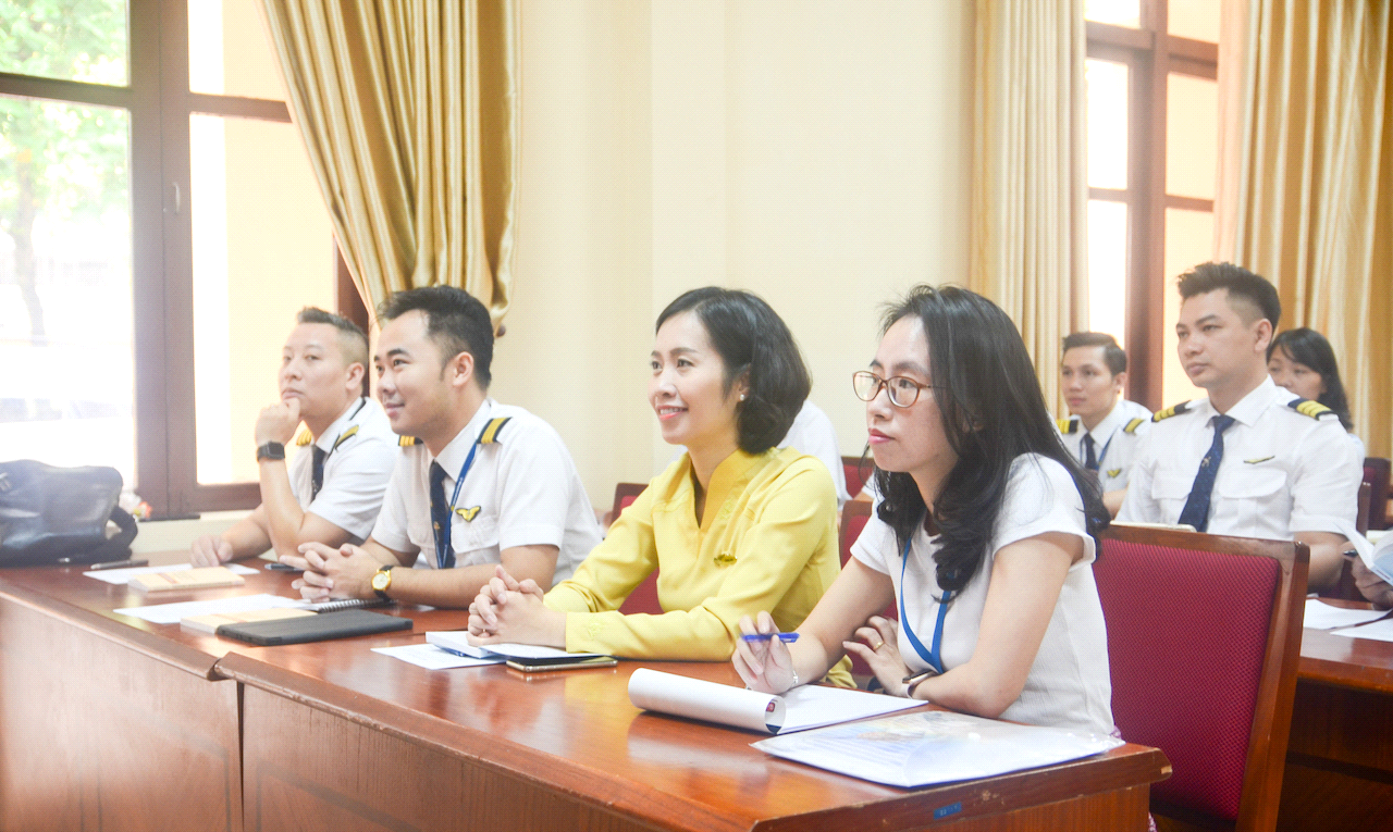 Tiếp viên trưởng Tô Thị Hồng Lan 17 và các học viên tham gia lớp Cảm tình đảng tại phía Bắc. 