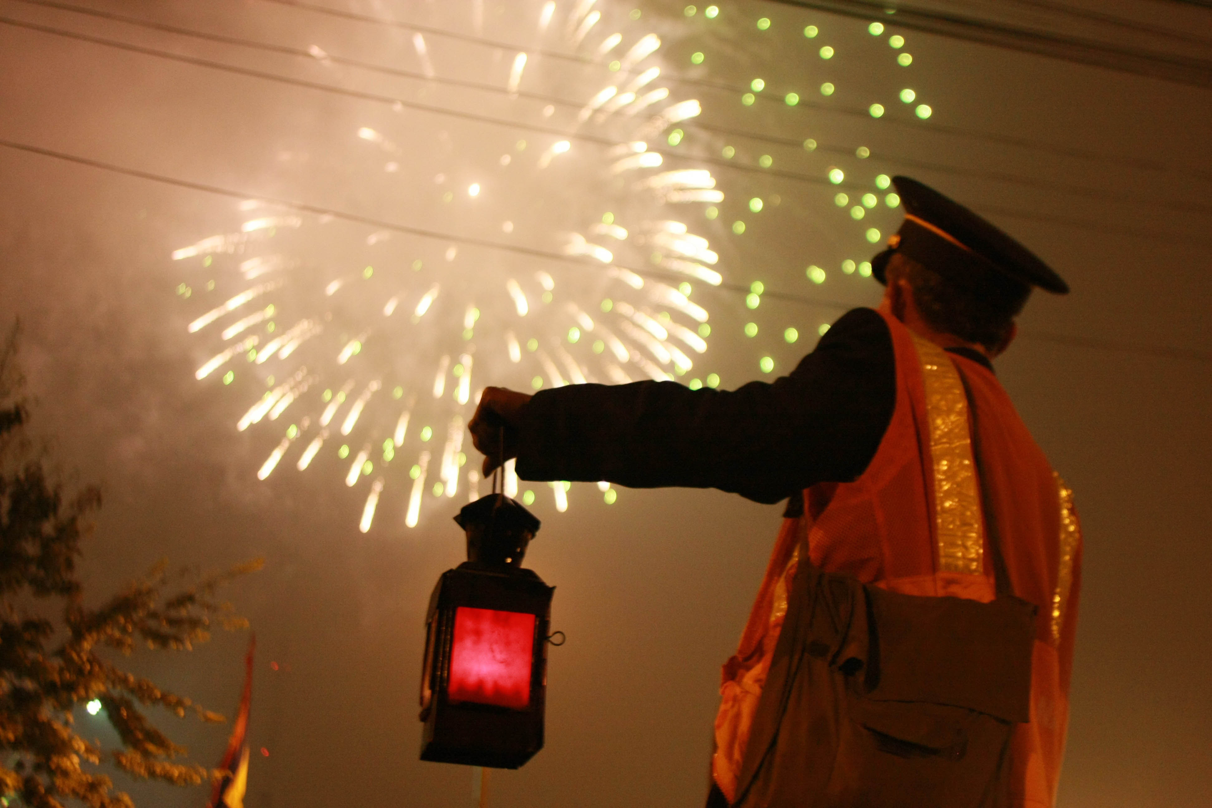 Trong khi những ánh pháo hoa tưng bừng, rực rỡ trên cao trong thời khắc giao thừa, đốm lửa nhỏ trong tay người nhân viên đường sắt khiêm nhường góp phần đảm bảo cho những chuyến tàu bình yên.