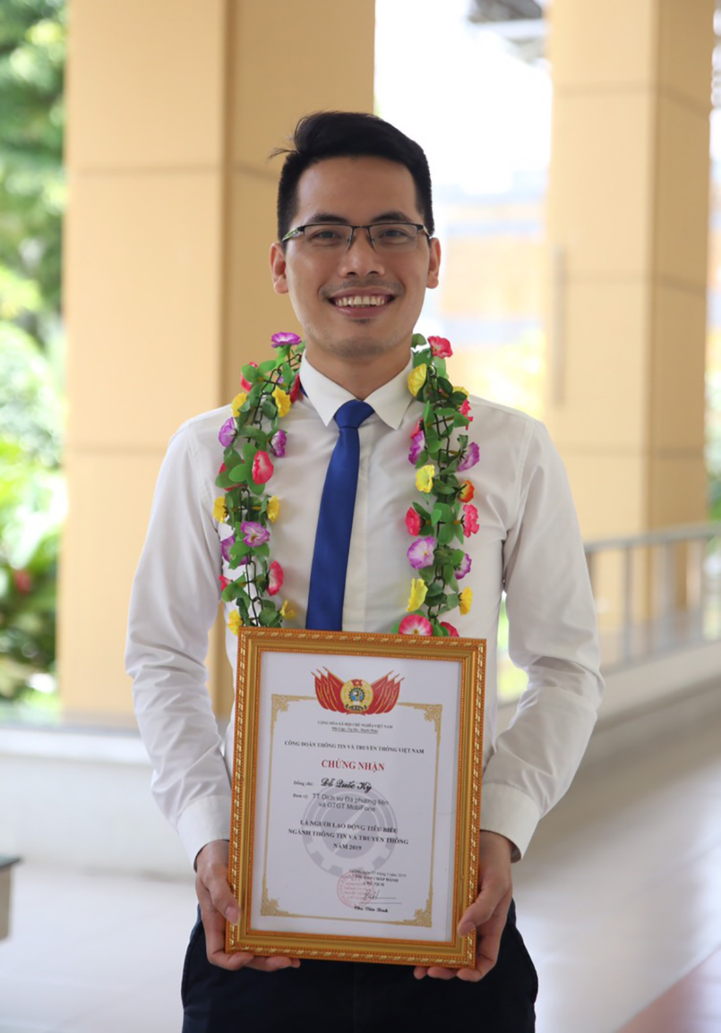 Đồng chí Đỗ Quốc Kỳ nhận chứng nhận là người lao động tiêu biểu ngành thông tin truyền thông năm 2019 của  Công đoàn Thông tin và Truyền thông Việt Nam