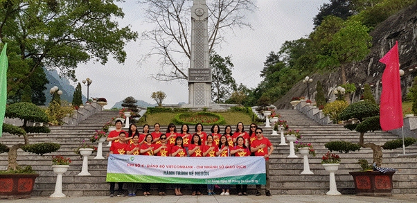 Hành trình về nguồn của Chi bộ 4 – Đảng bộ Vietcombank – Chi nhánh Sở giao dịch tại Khu di tích Hang Pắc Pó, Cao Bằng tháng 04/2019