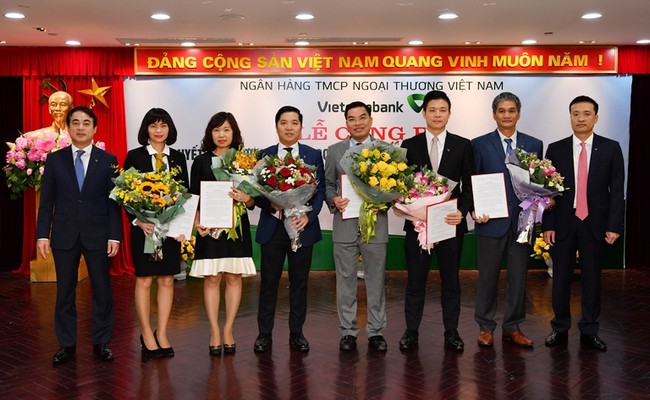 Ngân hàng TMCP Ngoại thương Việt Nam (Vietcombank) quyết định hợp nhất các cơ quan tham mưu của Đảng với chuyên môn: hợp nhất Ban Tổ chức Đảng ủy với Ban Quản lý nhân sự thành Ban Tổ chức và Nhân sự; hợp nhất Ban Tuyên giáo Đảng ủy với Ban Chiến lược & Thư ký tổng hợp thành Ban Chiến lược, Tuyên giáo & Thư ký tổng hợp; hợp nhất cơ quan Ủy ban kiểm tra Đảng ủy với Ban Kiểm tra nội bộ; hợp nhất Văn phòng Đảng ủy với Văn phòng Trụ sở chính. Trên cơ sở đó, Hội đồng quản trị Vietcombank cũng quyết định điều động và bổ nhiệm các cán bộ phù hợp với yêu cầu nhiệm vụ công tác mới.