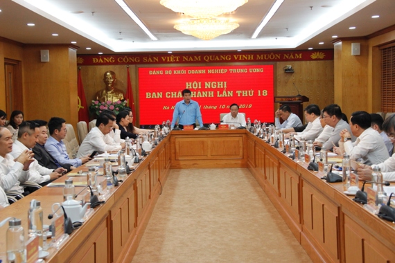 Đồng chí Y Thanh Hà Niê Kđăm - Ủy viên dự khuyết Ban Chấp hành Trung ương Đảng, Bí thư Đảng ủy Khối đã trao Quyết định và tặng hoa chúc mừng đồng chí Phan Công Nam.