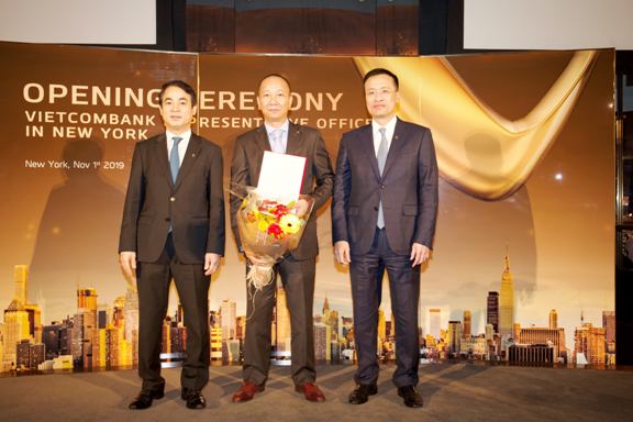 Đại diện lãnh đạo Vietcombank trao Quyết định điều động và bổ nhiệm cho Trưởng VPĐD Vietcombank tại Mỹ
