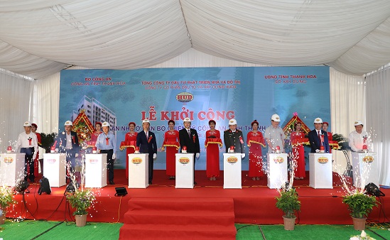 Các đại biểu phát lệnh khởi công Dự án.