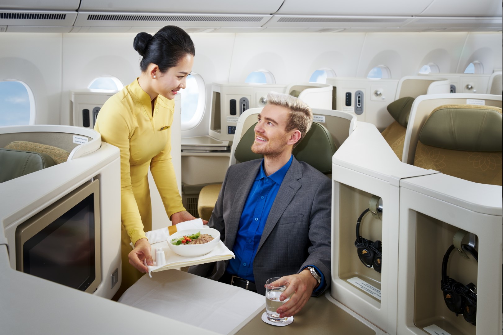 Không chỉ sở hữu chất lượng dịch vụ được đánh giá cao, Vietnam Airlines còn được yêu thích bởi bản sắc văn hóa Việt thể hiện trên từng chuyến bay.
