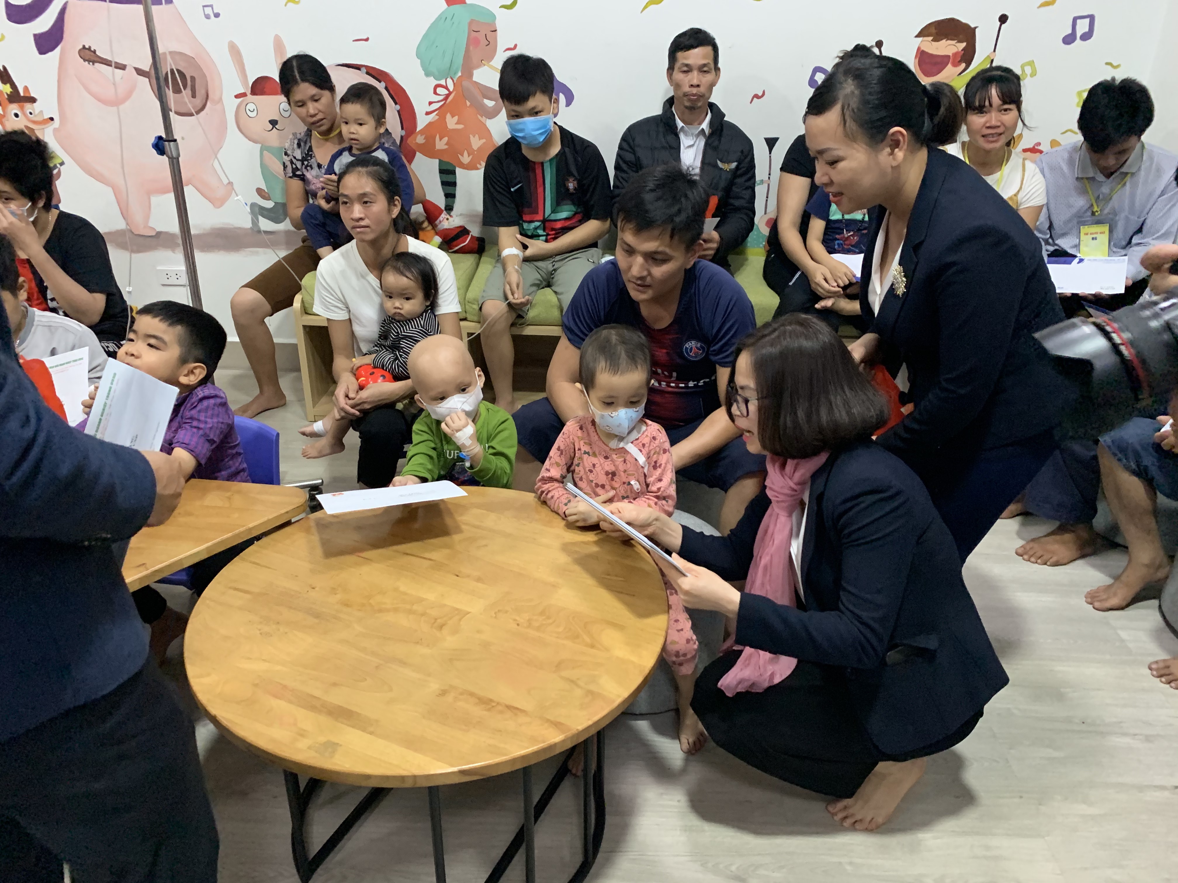 Đoàn đã thăm và tặng 23 suất quà cho các bệnh nhân nhi mắc bệnh hiểm nghèo có hoàn cảnh khó khăn