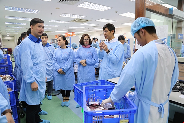 TS. Trần Ngọc Quế, Phó Giám đốc Trung tâm Máu Quốc gia giới thiệu về các hoạt động sàng lọc, điều chế các thành phần máu