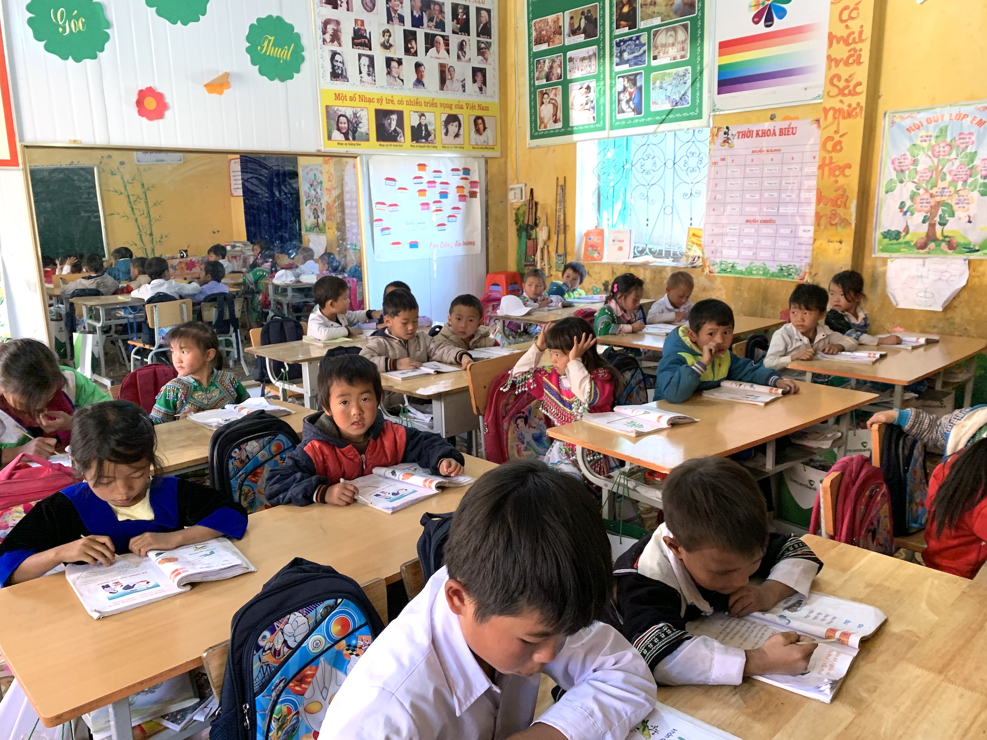 Các em học sinh tại điểm trường bán trú tập trung. 