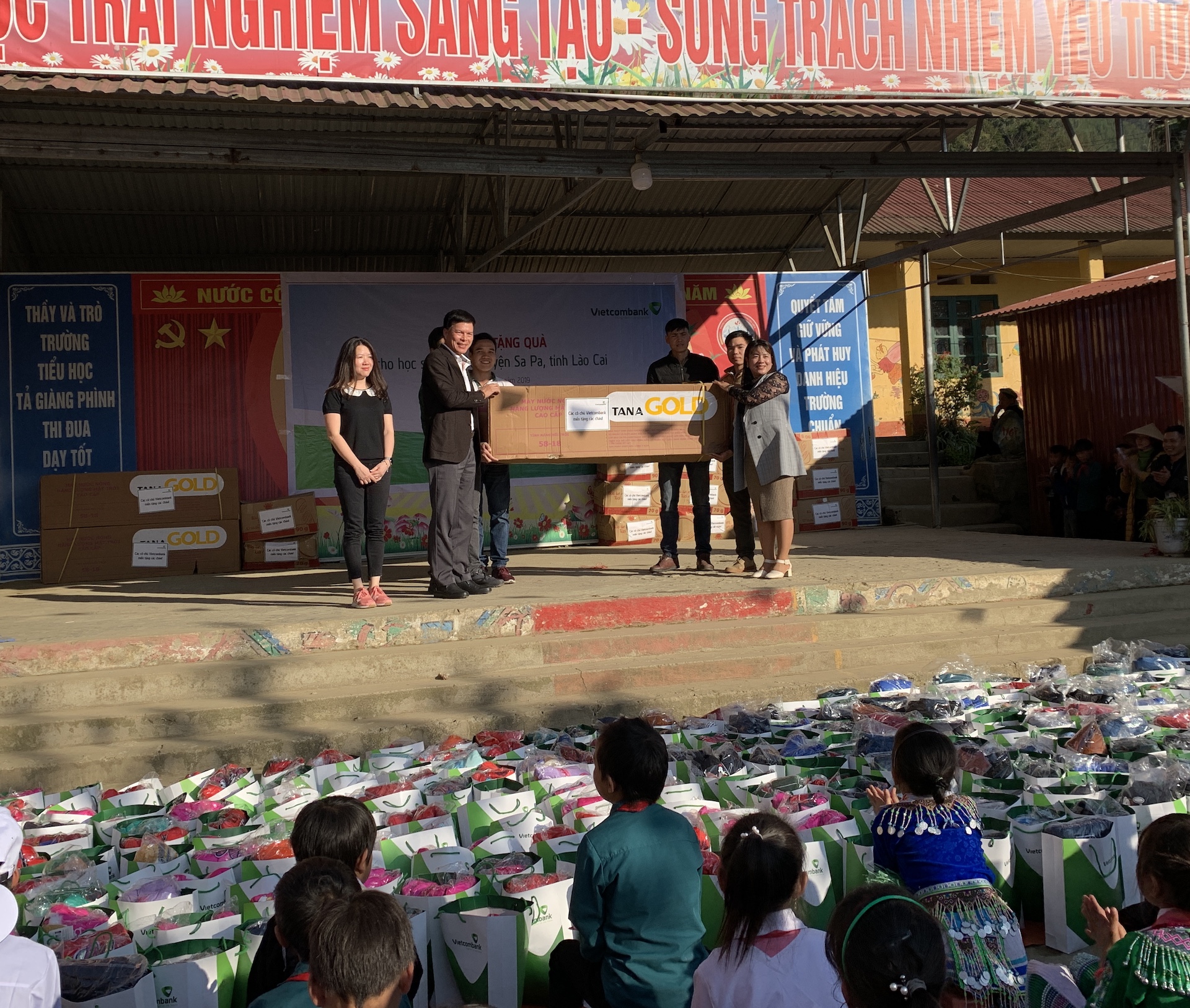 Đoàn Vietcombank trao 3 bộ máy nước nóng năng lượng mặt trời của Công ty Tân Á Đại Thành tặng các em học sinh trường PT DTBT Tiểu học Tả Giàng Phìn.