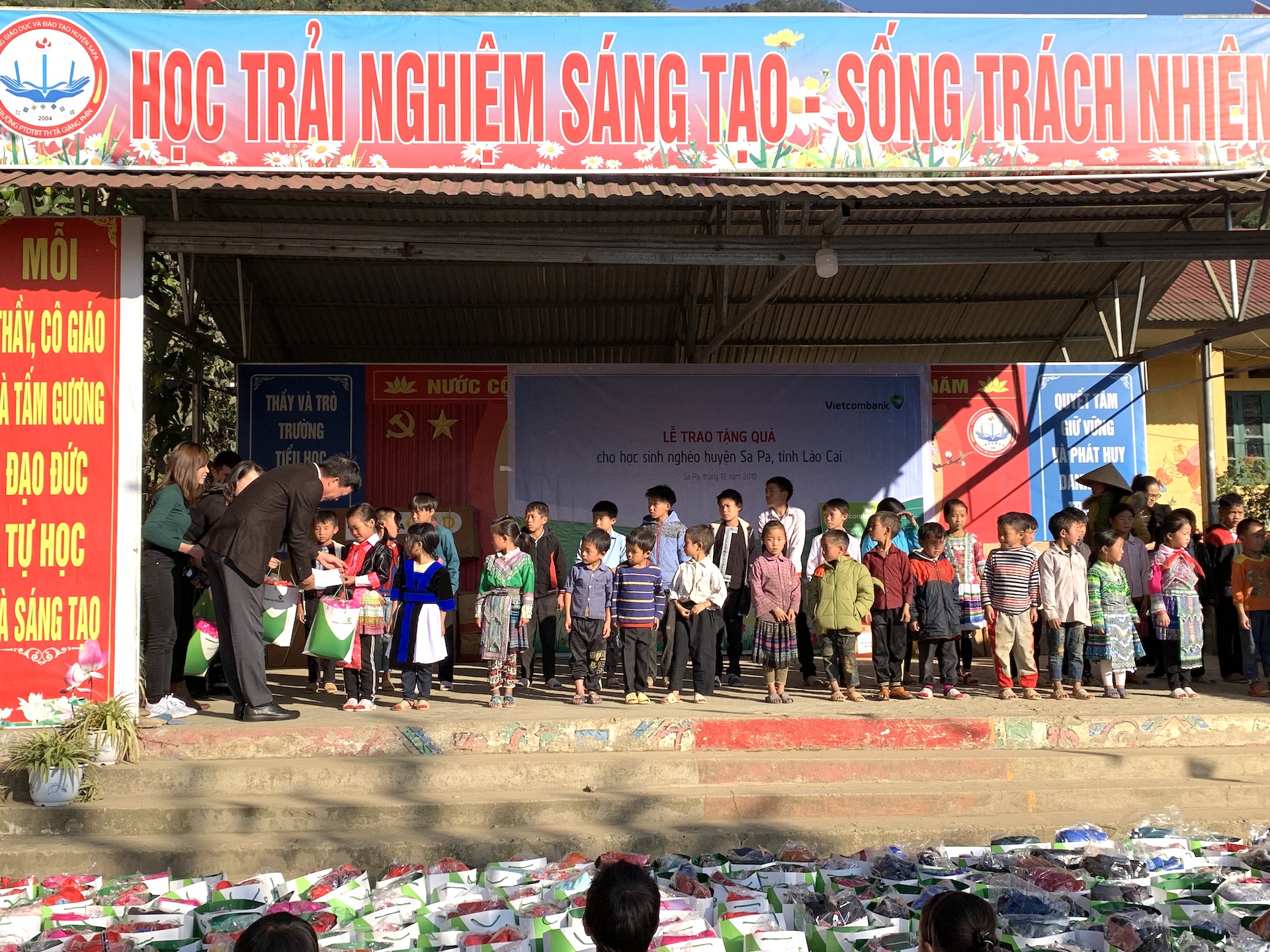 Ông Phạm Mạnh Thắng – Phó Tổng Giám đốc Vietcombank và ông Nguyễn Xuân Trường – Phó Chủ tịch thường trực Hội đồng nhân dân huyện Sa Pa trao tặng 31 suất học bổng đặc biệt cho các em học sinh dân tộc Mông mồ côi cha mẹ.