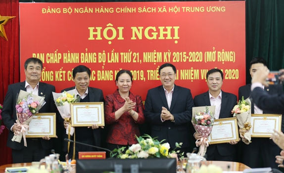 Đồng chí Đoàn Thị Hồng Nga - Trưởng Ban Tuyên giáo Đảng ủy Khối doanh nghiệp TW và đồng chí Dương Quyết Thắng - Bí thư Đảng ủy NHCSXH TW chúc mừng 04 tổ chức Đảng hoàn thành xuất sắc nhiệm vụ năm 2019.