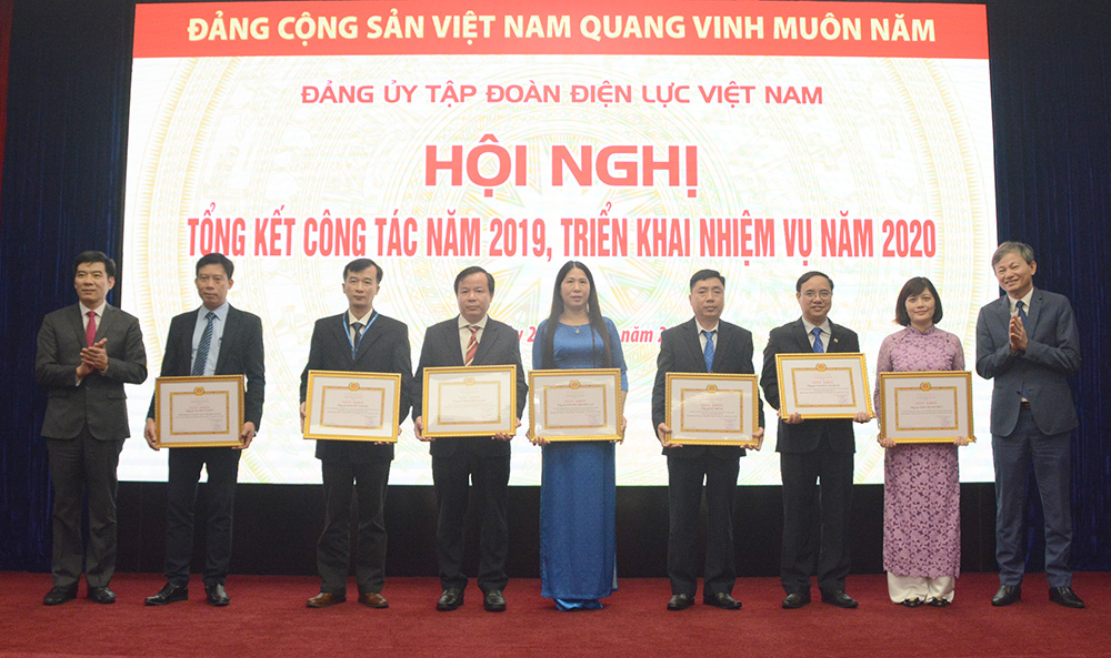Lãnh đạo Tập đoàn khen thưởng các tập thể, cá nhân tiêu biểu năm 2019.