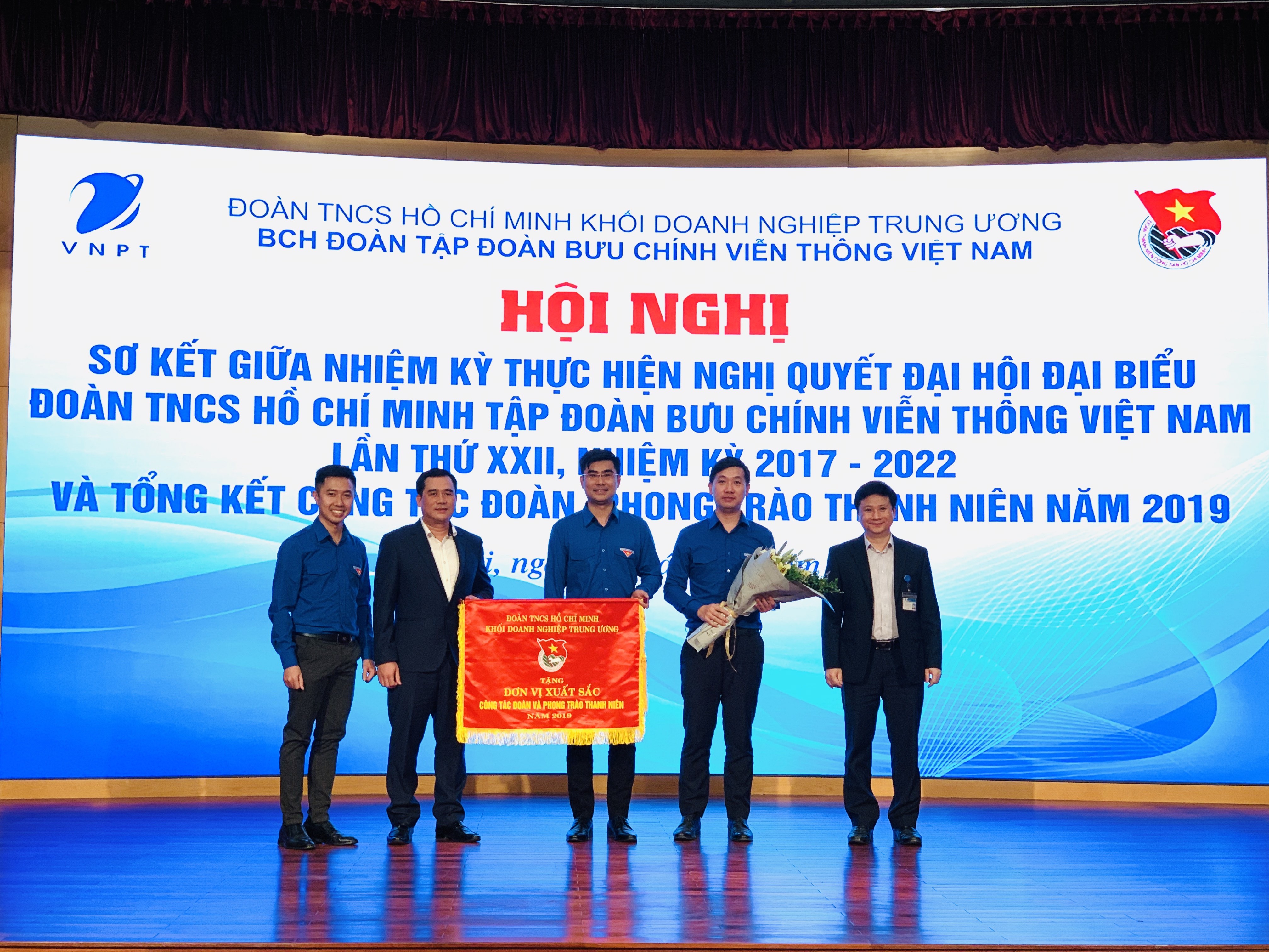 Đồng chí Vũ Đức Tú, Ủy viên BTV Trung ương Đoàn, Bí thư Đoàn Khối Doanh nghiệp Trung ương tặng Cờ đơn vị xuất sắc trong công tác Đoàn và phong trào thanh niên năm 2019 cho Đoàn Tập đoàn Bưu chính Viễn thông Việt Nam