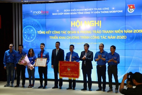 Đoàn Thanh niên MobiFone vinh dự nhận Cờ thi đua đơn vị xuất sắc công tác Đoàn và phong trào thanh niên của Đoàn Khối DNTW