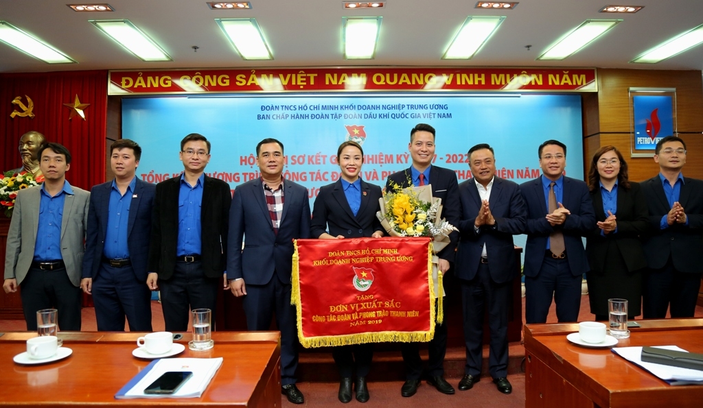 Đoàn Thanh niên Tập đoàn vinh dự nhận Cờ thi đua năm 2019 của Đoàn Khối Doanh nghiệp Trung ương