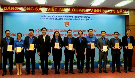 Đoàn thanh niên Tập đoàn Dầu khí Quốc gia Việt Nam đã trao biểu trưng cho 9 cơ sở Đoàn xuất sắc.