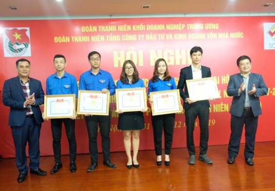 Nhiều tập thể, cá nhân xuất sắc được nhận Bằng khen của Trung ương Đoàn TNCS Hồ Chí Minh, Đoàn Khối và Giấy khen của Tổng Công ty SCIC.