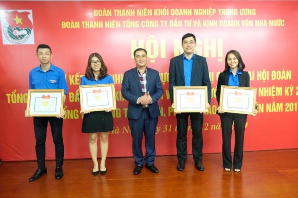 Nhiều tập thể, cá nhân xuất sắc được tuyên dương.