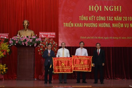 2 tổ chức Đảng nhận Cờ trong sạch vững mạnh 5 năm liền (2015 - 2019) của Đảng ủy Khối DNTW.