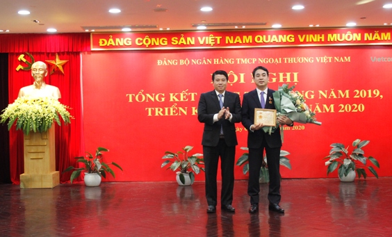 Đ/c Y Thanh Hà Niê Kđăm - Bí thư Đảng ủy Khối DNTW trao Kỷ niệm chương của Ủy ban Kiểm tra Trung ương cho Đ/c Nghiêm Xuân Thành - Bí thư Đảng ủy, Chủ tịch HĐQT Vietcombank.