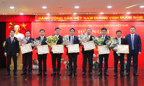 Đại diện lãnh đạo Vietcombank trao Giấy khen cho các tổ chức Đảng có thành tích xuất sắc trong năm 2019.