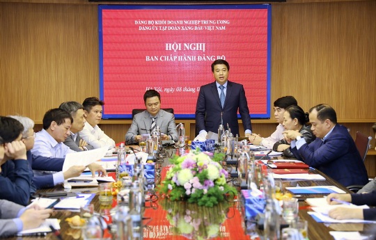 Đồng chí Y Thanh Hà Niê Kđăm - Bí thư Đảng ủy Khối Doanh nghiệp Trung ương phát biểu tại Hội nghị.