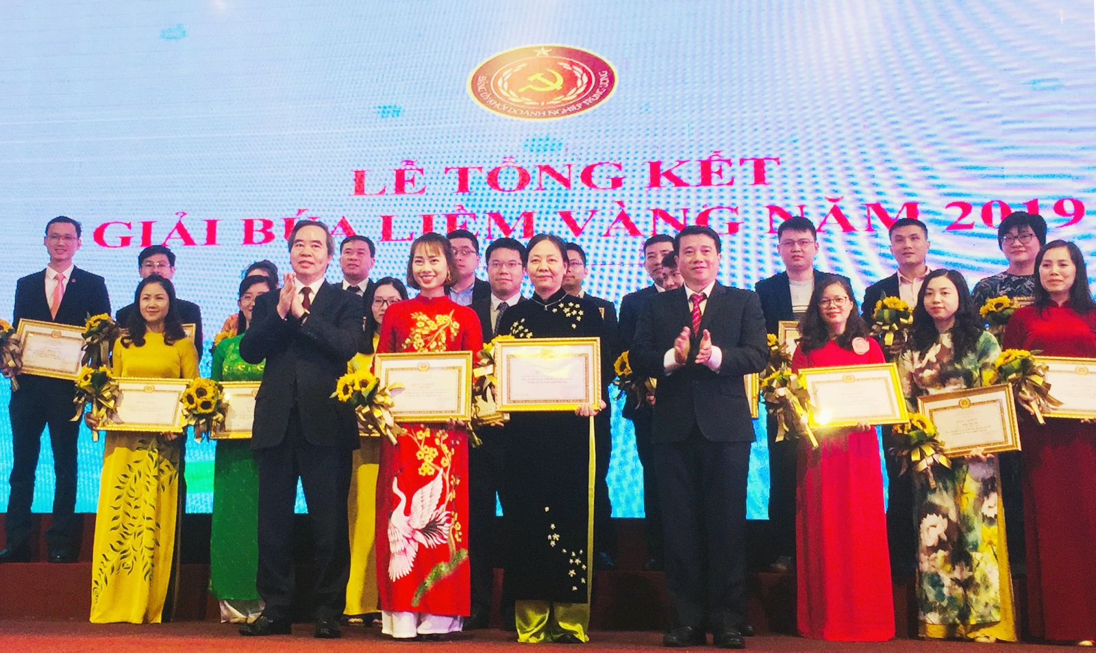 Đồng chí Trưởng Ban Kinh tế Trung ương và đồng chí Bí thư Đảng ủy Khối trao Giải A cho các tác giả, nhóm tác giả.